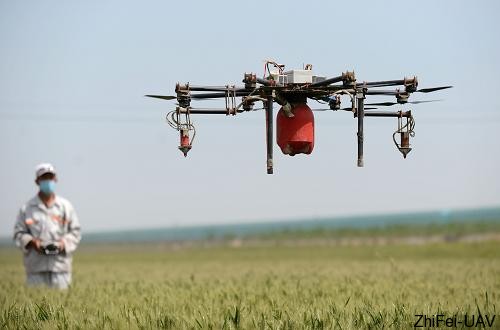 5月19日,工作人員操作無(wú)人植保飛機(jī)在石家莊市欒城區(qū)溫家莊村防治病蟲(chóng)害。新華社記者 王曉 攝 河北智飛極農(nóng)無(wú)人機(jī)科技|一鳶科技|行業(yè)定制無(wú)人機(jī)